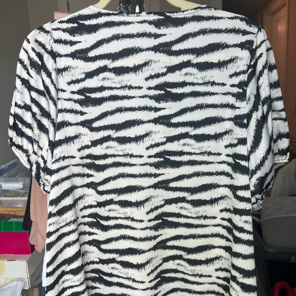 JODIFL Women's Zebra Print Embroidered Yoke Top S - Picture 6 of 8